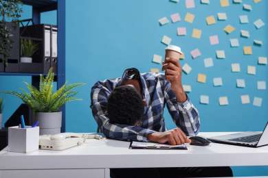¿Horas extras? No aumentan productividad, pero sí provocan estrés y síndrome de burnout