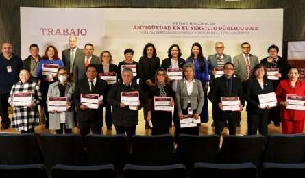 Reconocen a servidores pblicos de la STPS por su antigedad