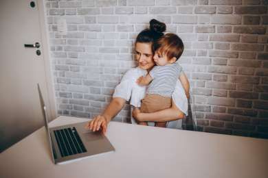 Mujeres siguen en desventaja: persiste desigualdad laboral por sus responsabilidades personales