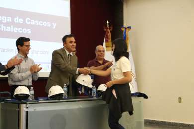 Holcim México entrega cascos y chalecos para prevenir riesgos laborales
