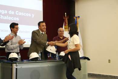 Holcim Mxico entrega cascos y chalecos para prevenir riesgos laborales