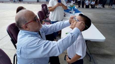 Ford de Mxico fomenta educacin por medio de donacin de lentes