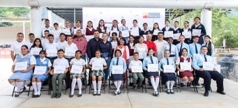 Reconocimiento educativo: Ternium otorga becas a estudiantes de Aquila y Coahuayana