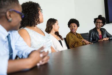 Trabajo en equipo multicultural, entre habilidades clave para contratar programadores remotos